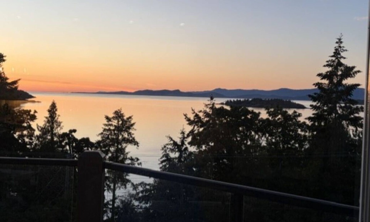 Regional District of Nanaimo House | Salish Sea Lookout - Ocean View Home centeraly located to beaches, marina & golf
