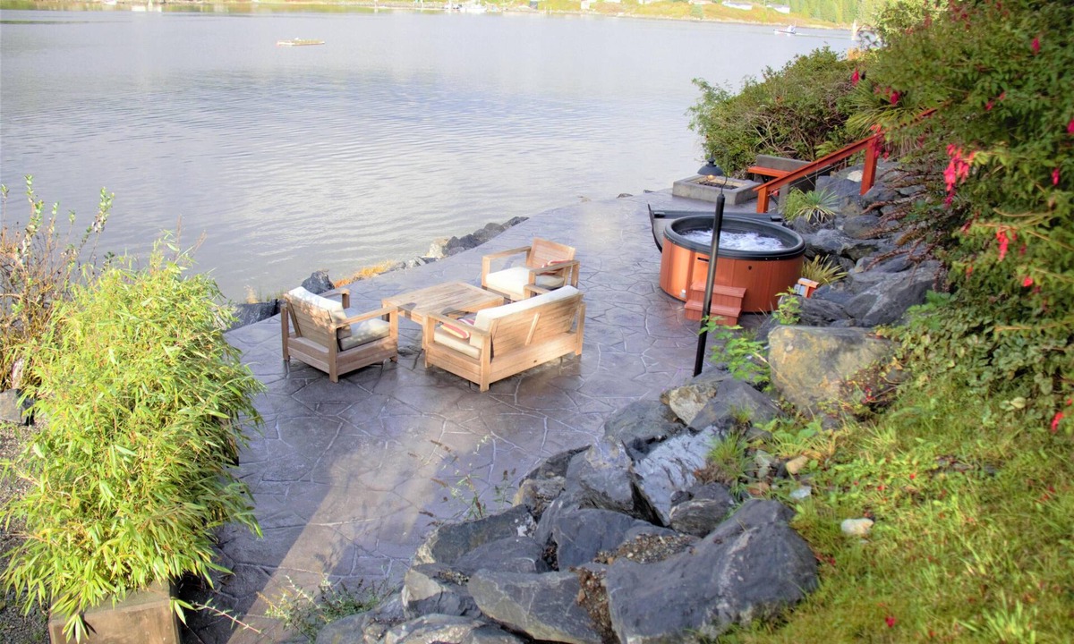 Ucluelet Hotel | Salt Loft - Oceanfront, Hot Tub and Firepit!
