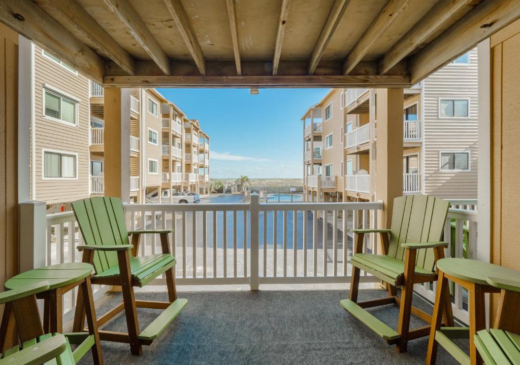 Wilmington Beach Apartment | Sand Pebbles #A3 - Pelican Perch