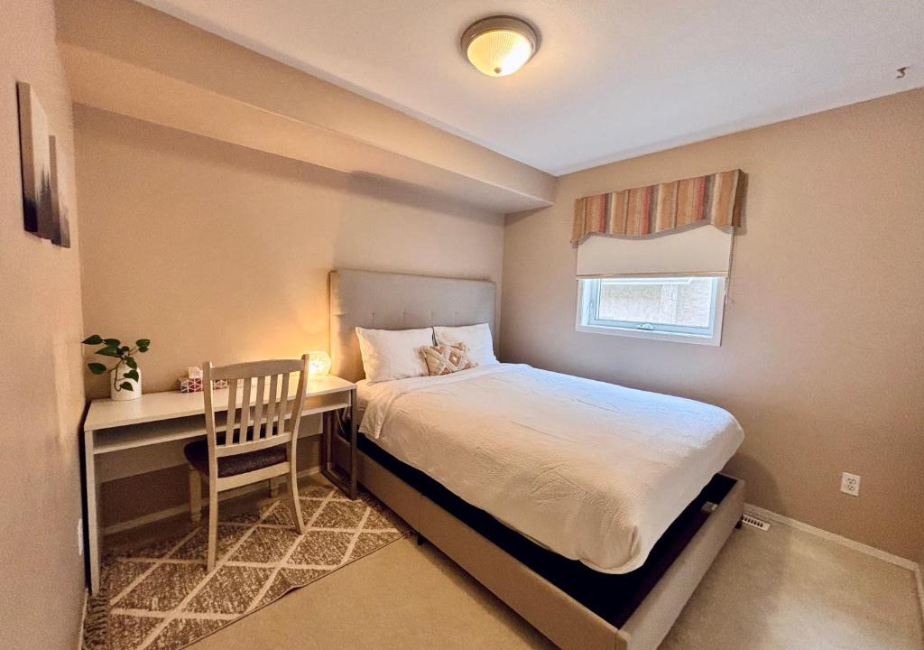 Saskatoon House | Saskatoon Lashyn Cove Homestay