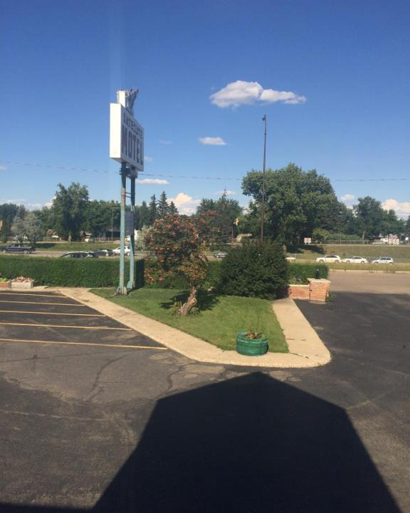 Medicine Hat Hotel | Satellite Motel