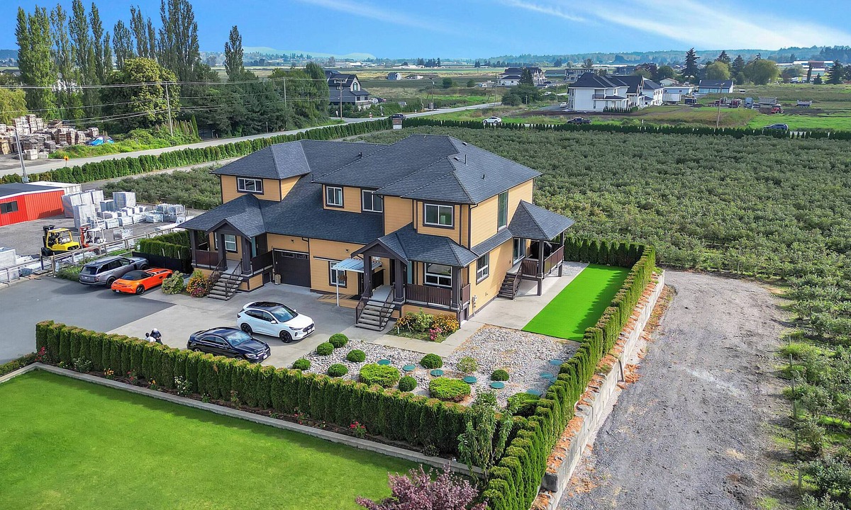 Surrey House | Scenic Farmhouse Retreat with Expansive Living Space & Panoramic Views