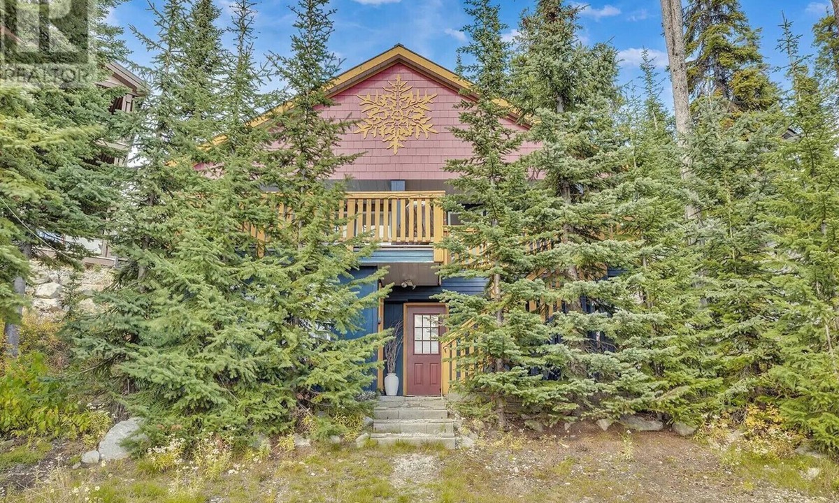Big White Ski Resort Cabin | Secluded ,cozy cabin that will give you great memories!