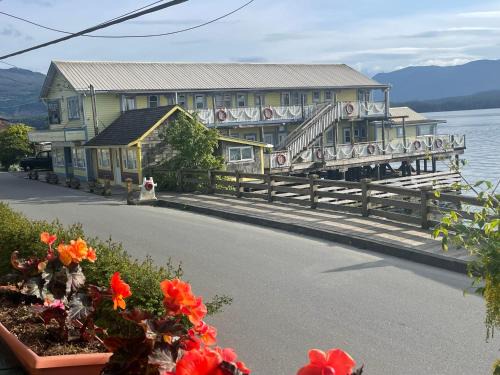 Alert Bay Hotel | Seine Boat Inn