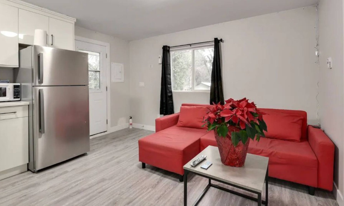 Fleetwood House | SEPERATE BACK BASEMENT SUITES⭐️WITH WELL AMENITIES