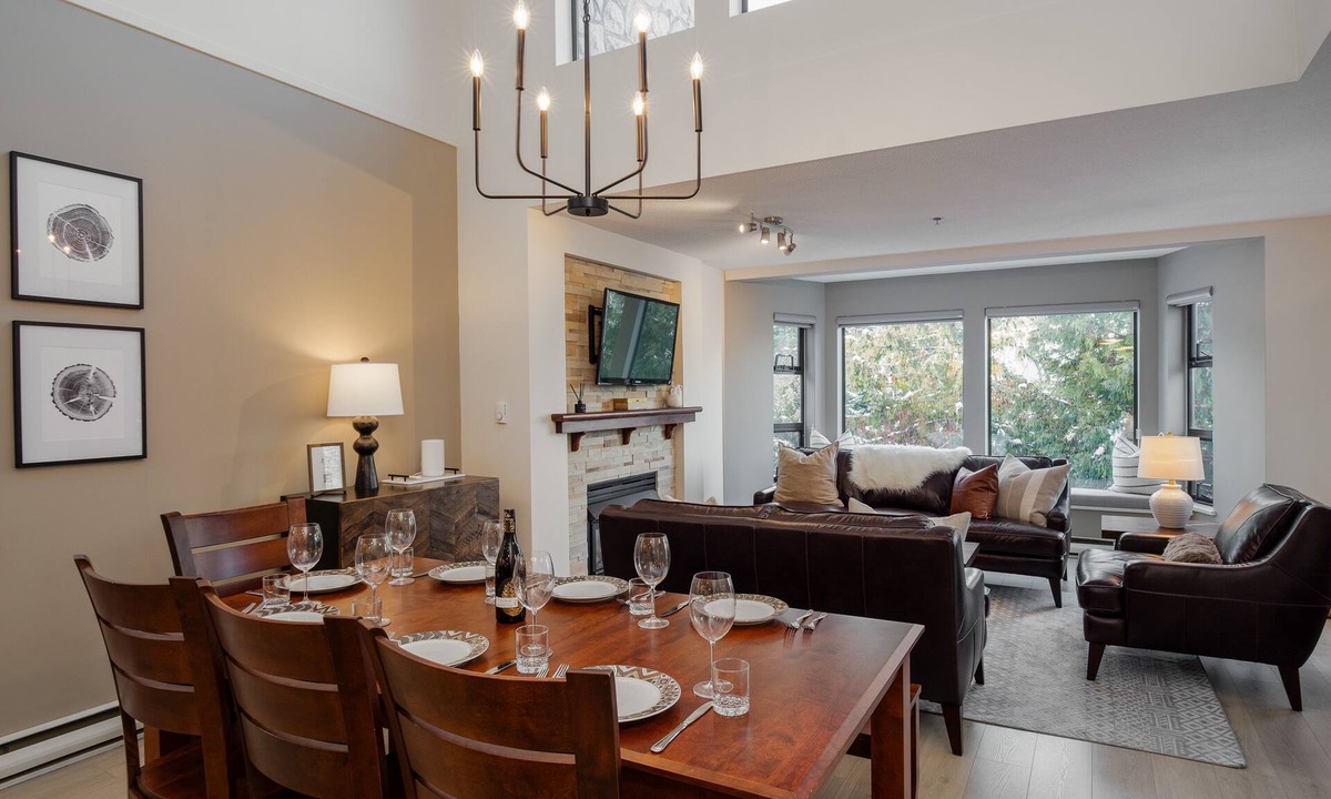 Blueberry Hill Apartment | ❄︎Seven Pines❄︎ | 3BR Luxury Penthouse | Hot Tub