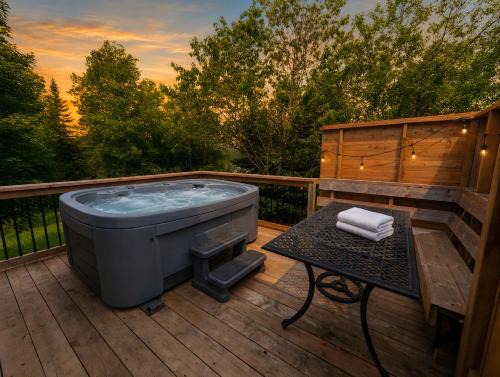 Saint-Tite-des-Caps Ski Chalet | Shack Cozy with Spa near Massif Charlevoix & MSA