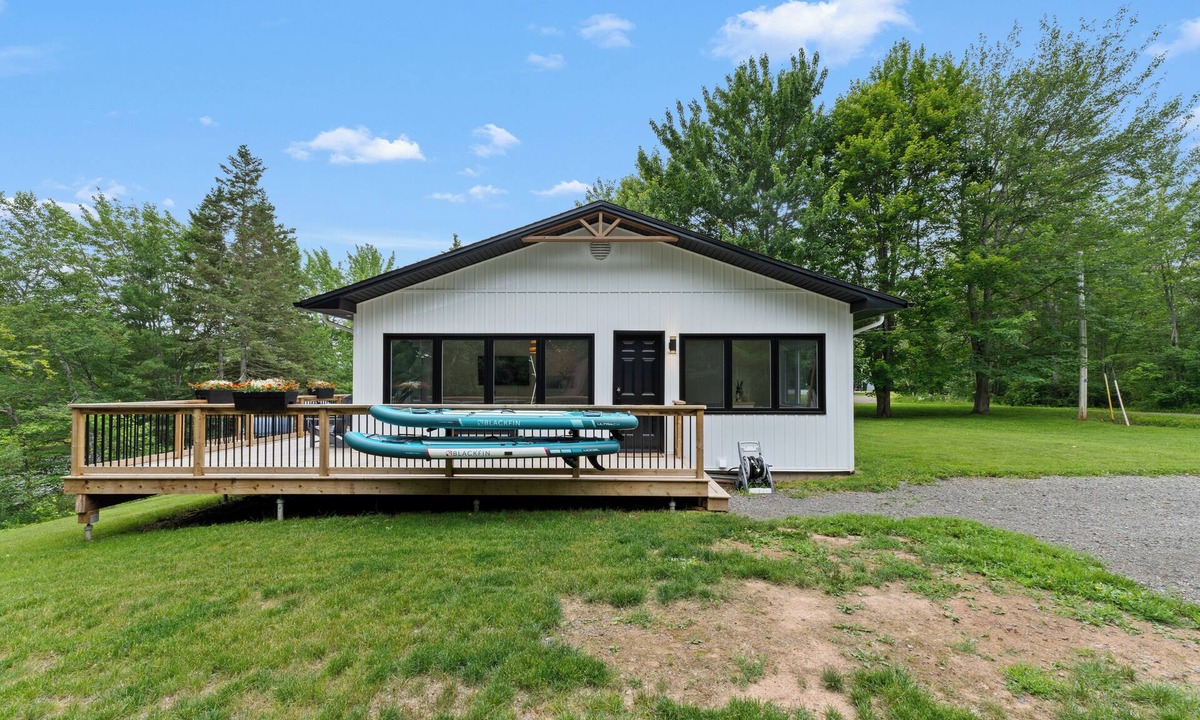 Moncton Ski Chalet | Shediac River Cottage- hot tub and private dock!