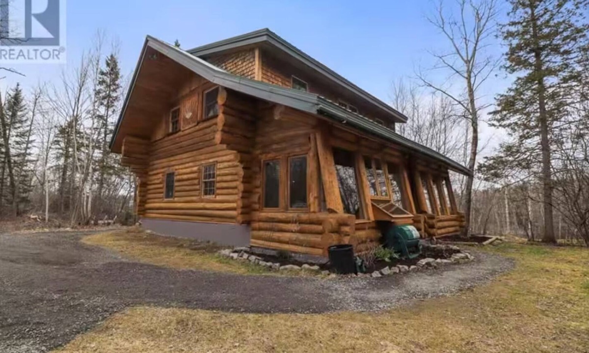 Moncton House | Shediac River Retreat Log home with Hot Tub