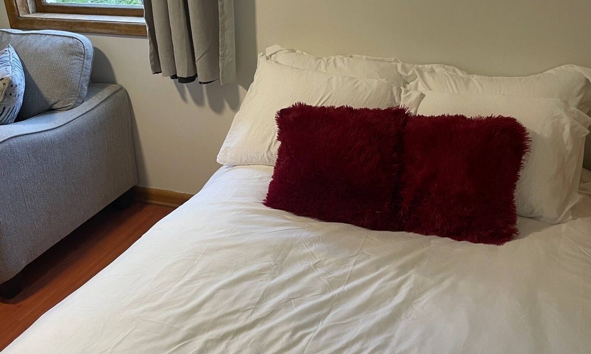 Bridgeland House | Shiraz Suite Retro Wine-Inspired Hideaway - Walkable to Stampede Grounds