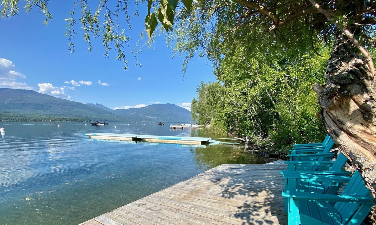 Blind Bay House | Shuswap Semi-lakefront Sleeps 15 3 Private Units in Listing Dock Buoy