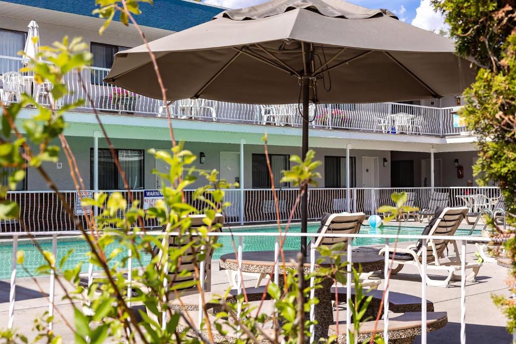 South Pandosy Hotel | Siesta Suites