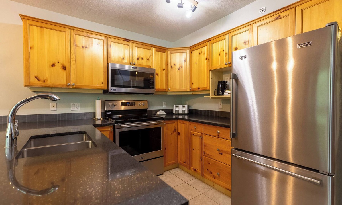 Fernie Ski Chalet | Ski In & 15 Minute Walk to the Lifts. Hot Tub. A/C. Pet Friendly