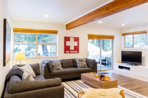 Blackcomb House | Ski in Out, Great Location, Free Shuttle Bus