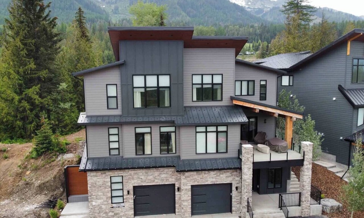 Fernie Ski Chalet | Ski In/Out. Luxury with Hot Tub & EV Charger