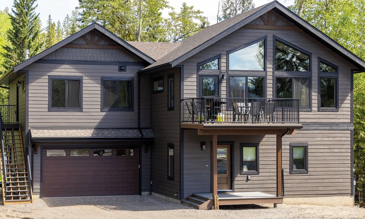 Fernie House | Ski In to your Private Hot Tub. Foosball