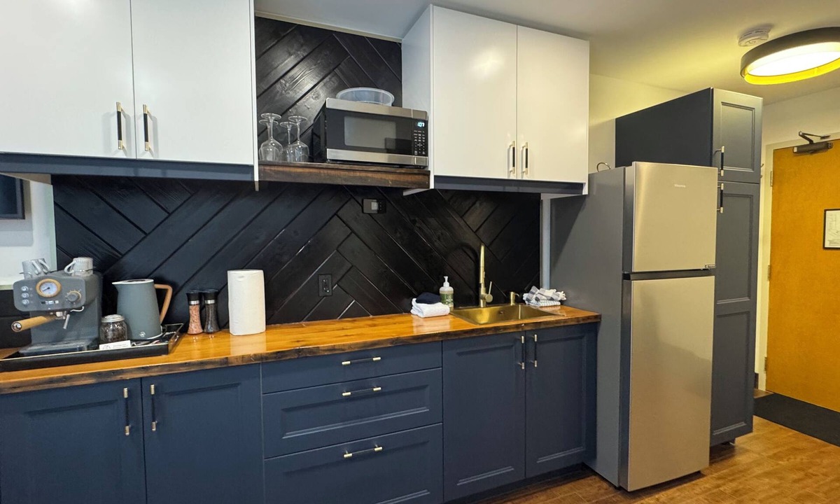East Kootenay Apartment | Ski to your door at the Griz Inn/Fully Renovated
