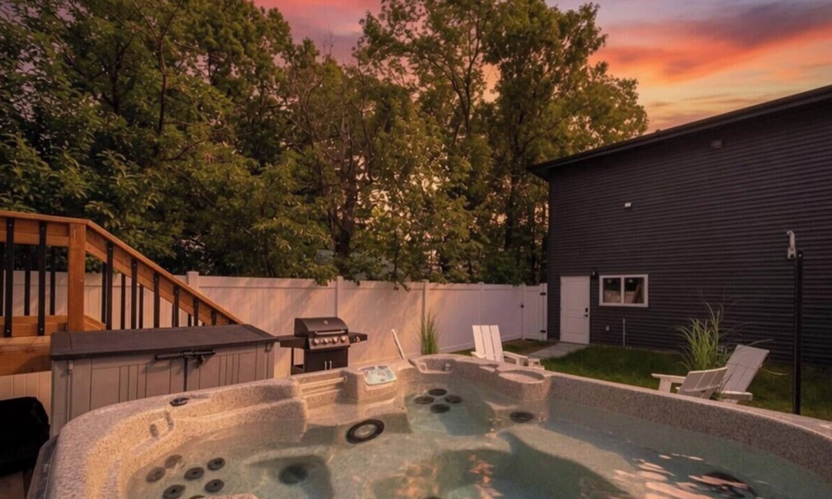 Southwest Edmonton House | Skyline Serenity | HotTub | Rooftop Patio |Central