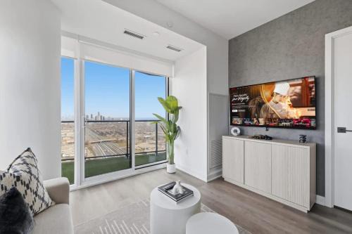 The Queensway Apartment | Sleek 2BR Toronto Condo Patio & Free Parking