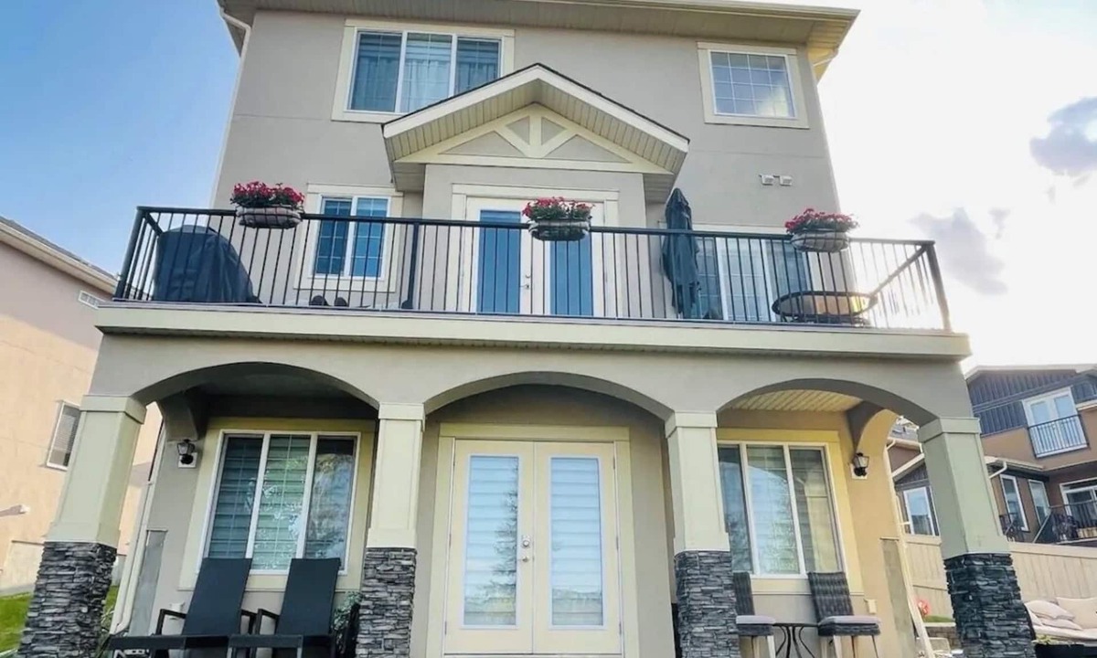 Sage Hill House | Sleek Guest House Romantic Two bedrooms spacious Basement suite