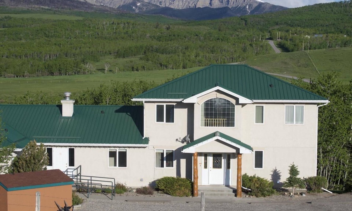 Twin Butte Villa | Sleeps 32 - 5 mins. from Waterton - Whole House