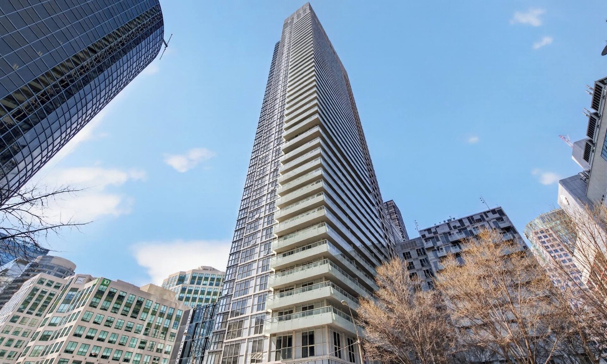 Toronto Entertainment District Condo | Sleeps 6-Luxury King Beds | Events & Free Parking