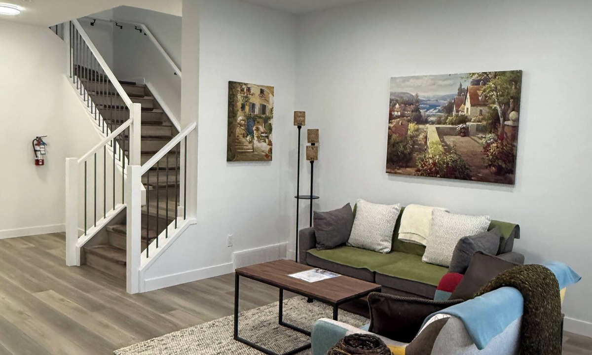 Silverado House | Slice of Heaven - Stampede Stay ! 1 Train Ride to Stampede Grounds, Sleeps 8!
