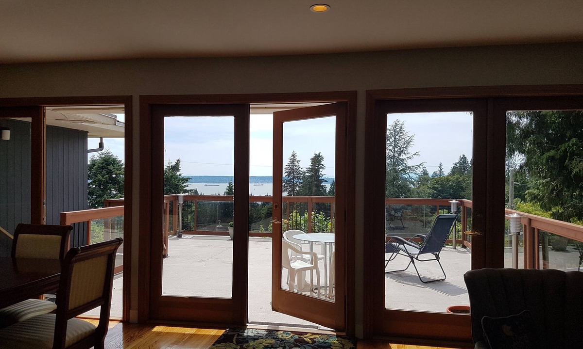 Hollyburn House | SLPS 10 6BR 3BA MILLION DOLLAR VIEWS, BRIDGE, DWNTWN, WATER VIEWS