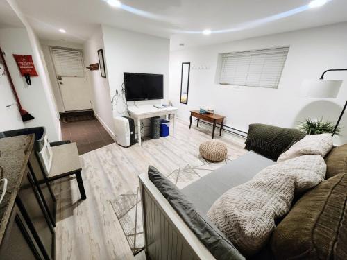 Kitsilano Bed & Breakfast | Small Private Studio at Kitsilano Beach