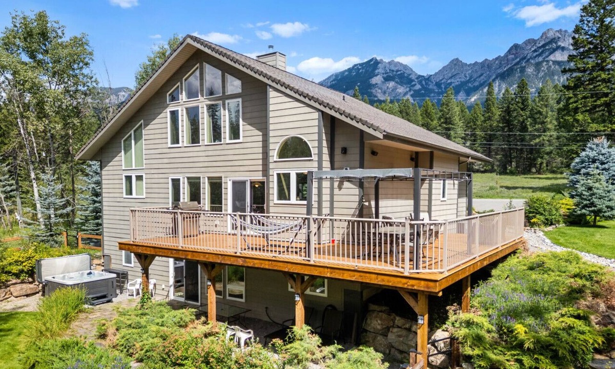 East Kootenay House | Smoking Water Lodge | Pool Table | Hot Tub