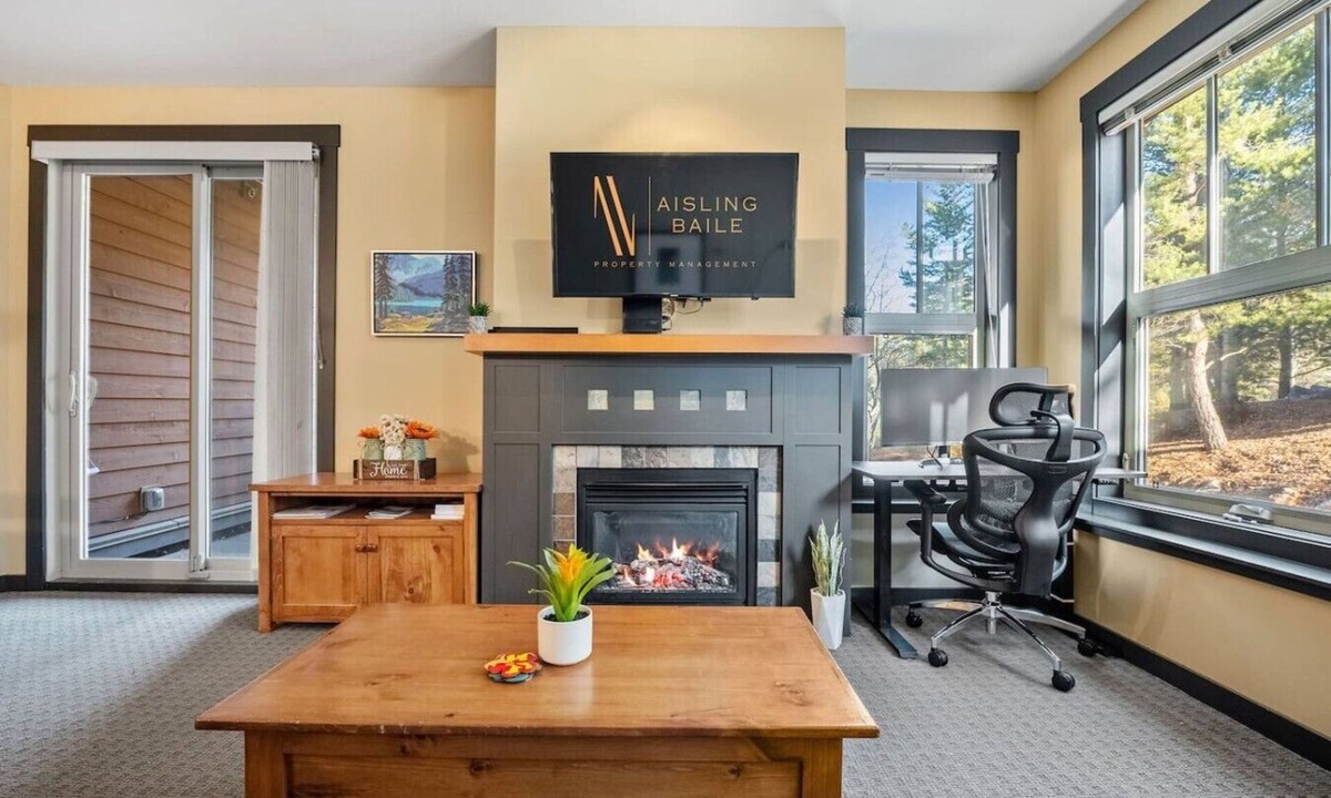 East Kootenay Apartment | Snowy Lodge | Ski-In/Out | Hot Pools | Pets Ok