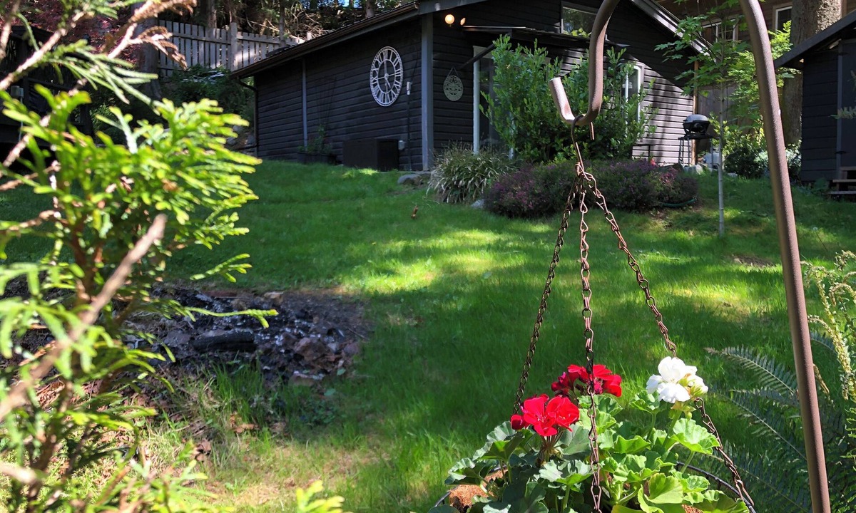 Bowen Island Cottage | Snug Cove-Bowen Island-Super Comfy Cottage steps from ferry, shops, restaurants.