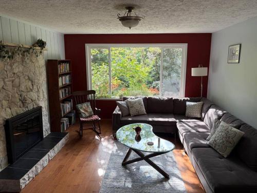 Bowen Island House | Snug Oasis - Hidden Garden Gem Steps From Everything