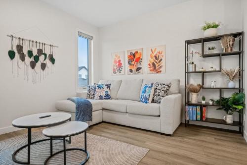 Calgary House | Sol Close to Airport, Trails & Parks Pets Ok