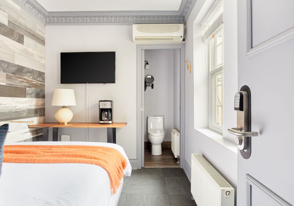 Church and Wellesley Apartment | Sonder | The Wellesley | Warm Room + Courtyard