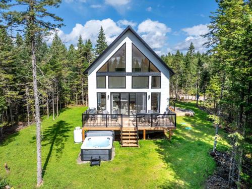 Shannon Ski Chalet | Spa and Pool Table - Chalet Ayoka