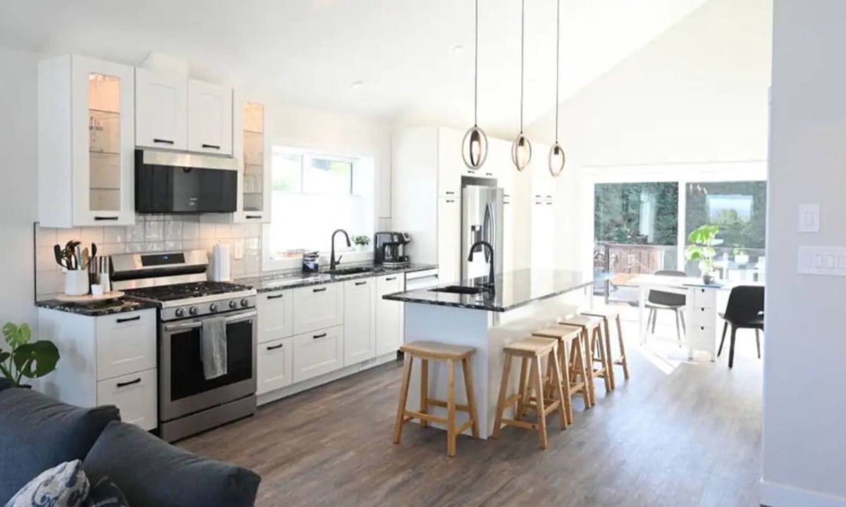 Campbell River Apartment | SPA Bathroom-Luxurious 2 Bdrm w/Fireplace
