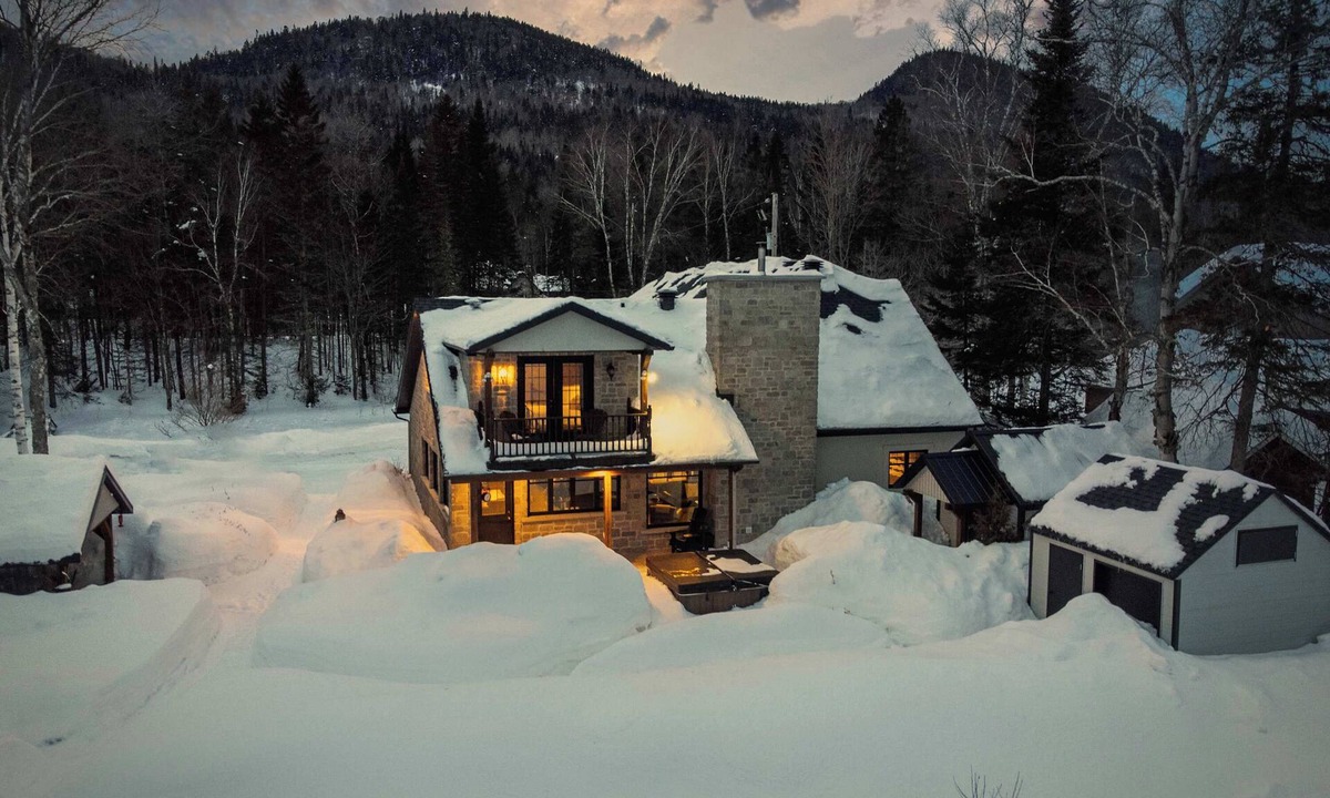 Saint-Brigitte-de-Laval Ski Chalet | Spa & Comfort by the River | Le Riverain