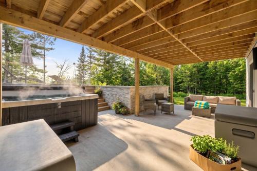 Saint Come Ski Chalet | Spa Pool Table - Luxurious pool - Chalet Major International Sporting Event