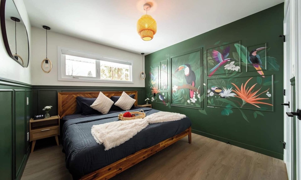 Edmonton House | Spa vibes, game room fun, and two decks. Just minutes from Whyte Ave & Downtown.