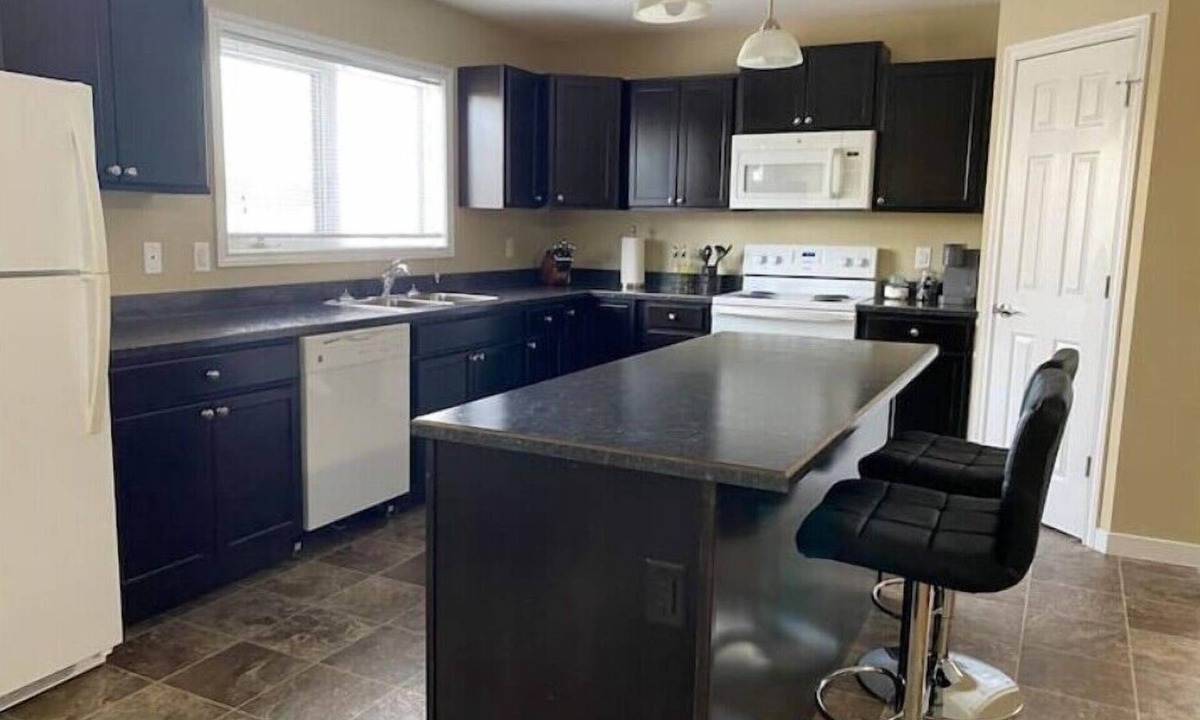 Regina House | Spacious 2 Bdm close to Airport
