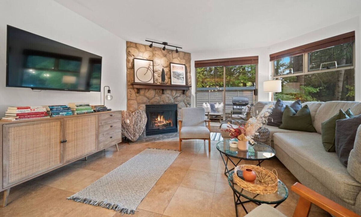 Blackcomb Villa | Spacious 2B/5 Min to Gondola,Free Pk,Wood Fire plc