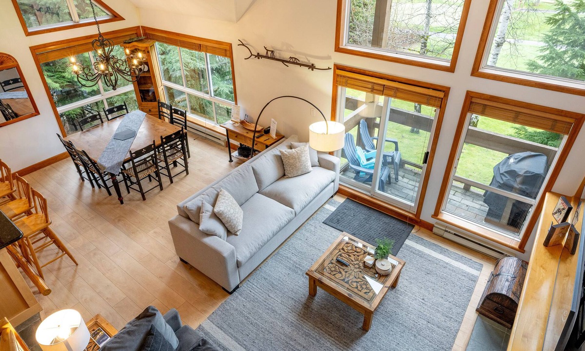 Blackcomb House | Spacious 3.5BR Retreat | Golf Course Views | Walk to Lakes & Trails | Managed By Aloha Whistler