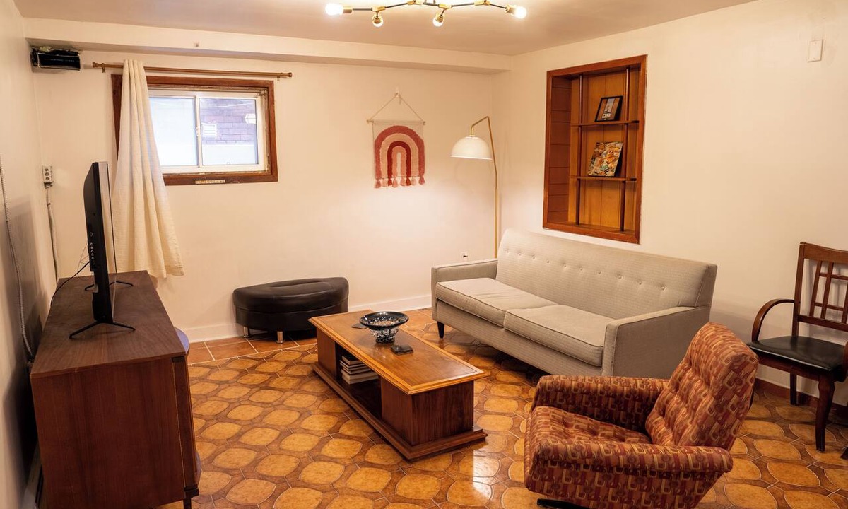 Davenport Apartment | Spacious 3 Bed/2 Bath Near Transit - Toronto's Coolest Neighbourhood!