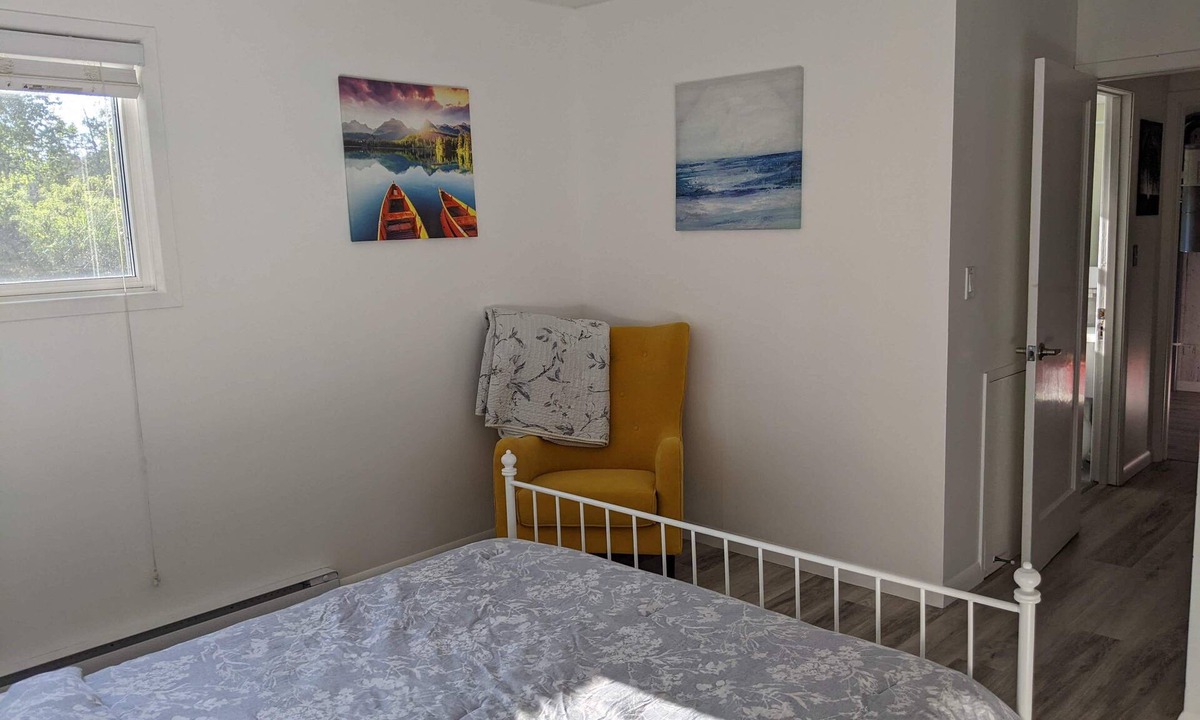 Turkey Point Cottage | Spacious 3 Bedroom Cabin by the lake
