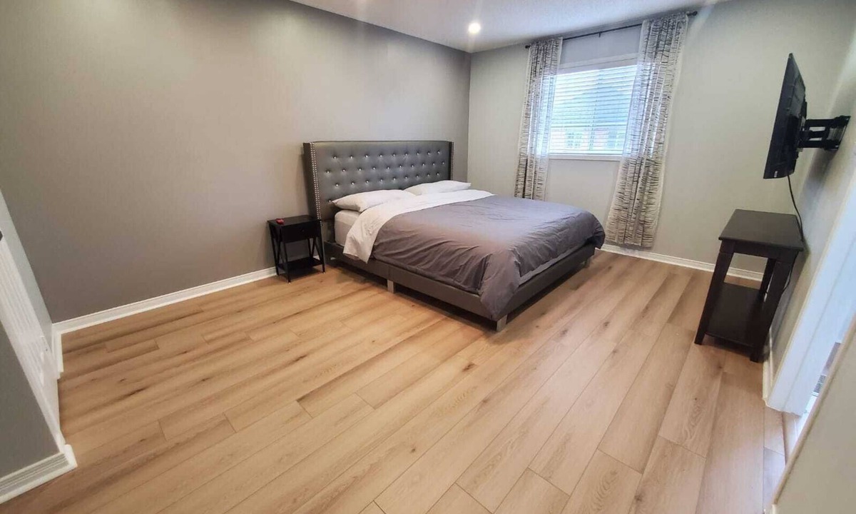 Milton House | Spacious 3 bedroom Semi-detachednMinutes to GO station and storesnFree Parking
