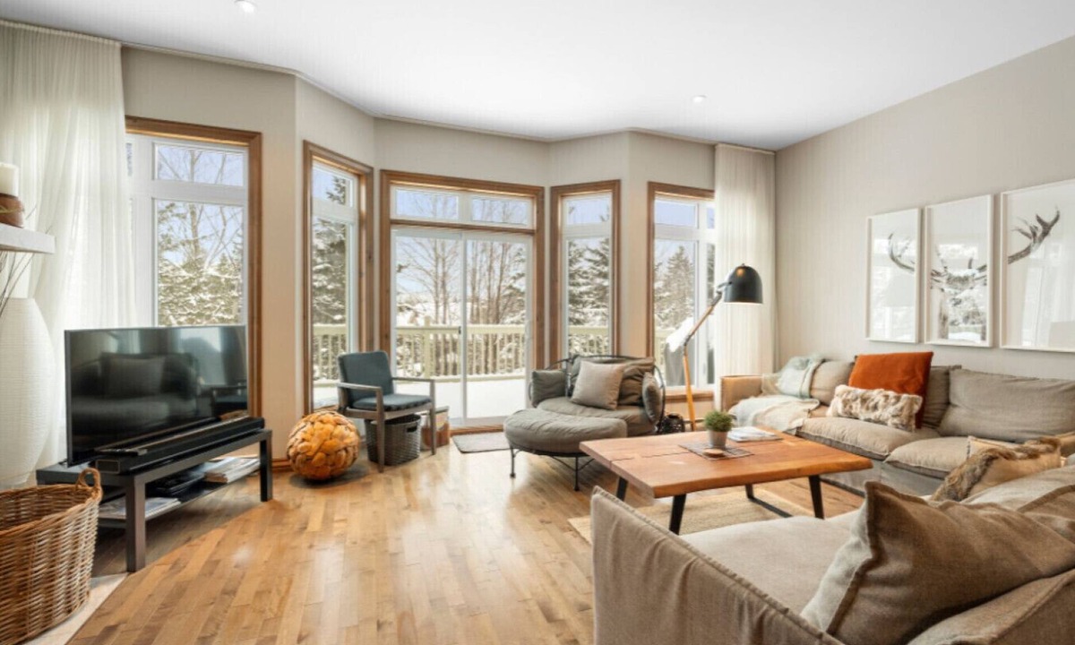 Mont-Tremblant Villa | Spacious 3-Story Golfside Townhouse with Pool Access – Aiglon 1614