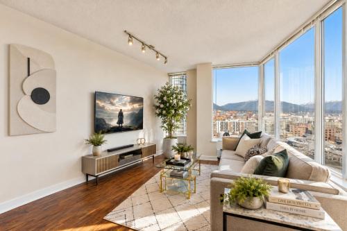 Crosstown Apartment | Spacious 3BR in Crosstown Steps to Gastown Chinatown and Seawall