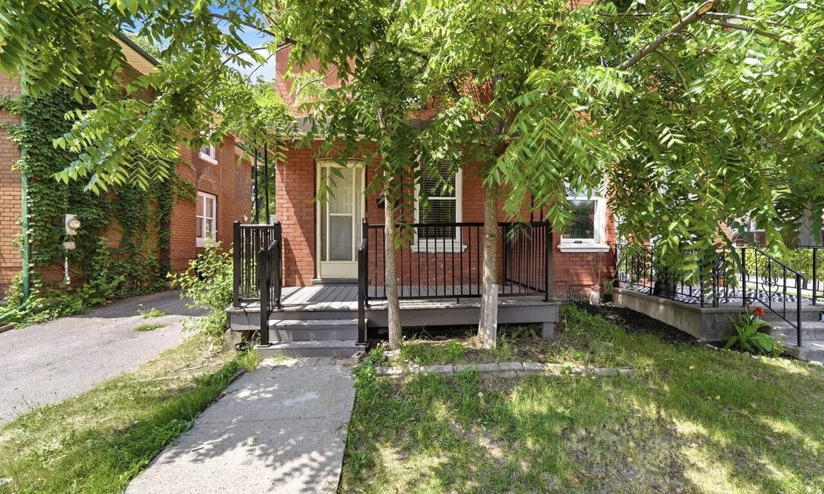 Brantford Apartment | Spacious 3BR Two-Level Apt · Monthly Stays · Sleeps 5 · In-Unit Laundry
