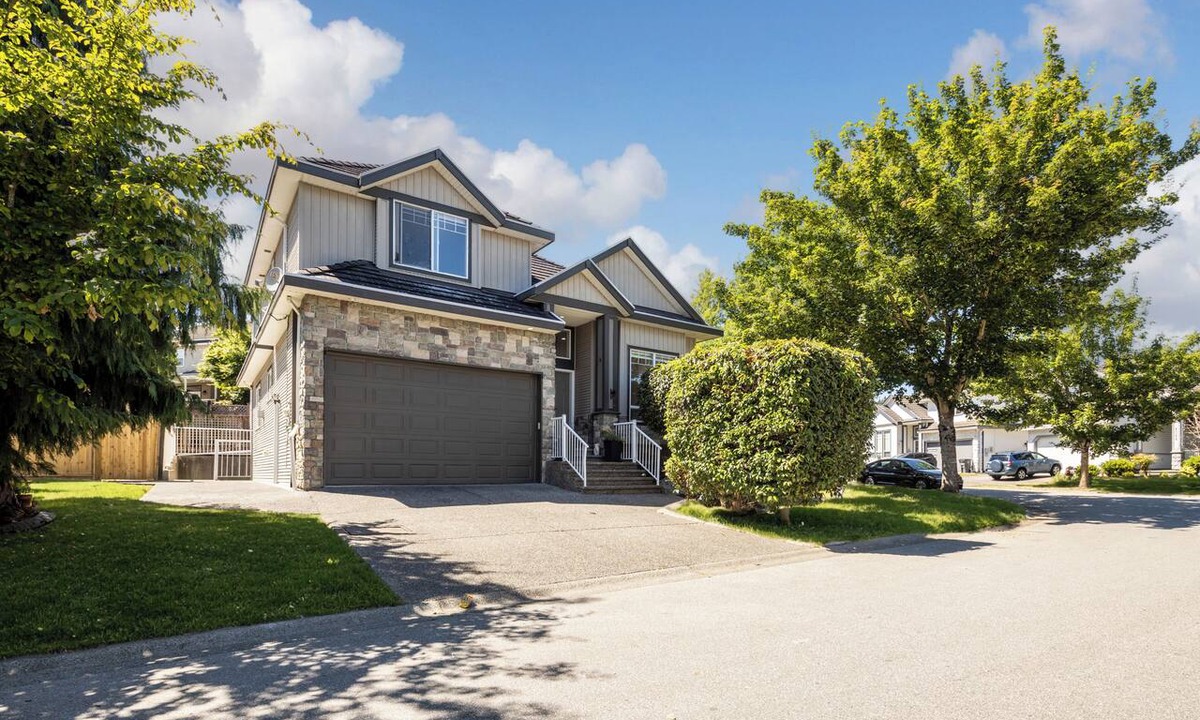Fleetwood Apartment | Spacious 4-bedroom apartment + den home in Surrey